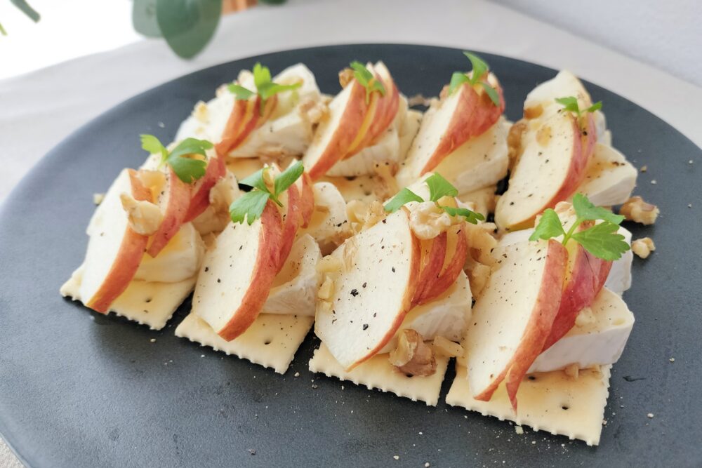 りんごとカマンベールチーズクラッカー