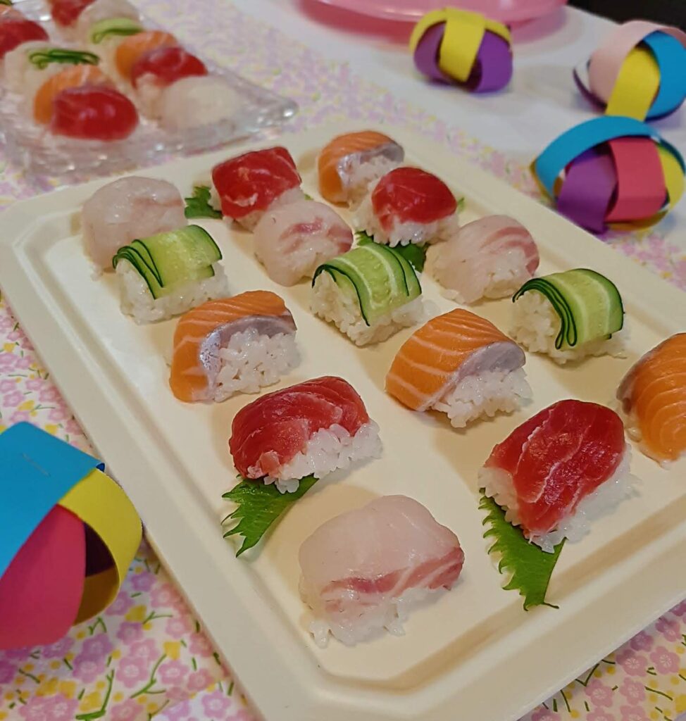 製氷トレイで簡単に量産できるキューブ寿司