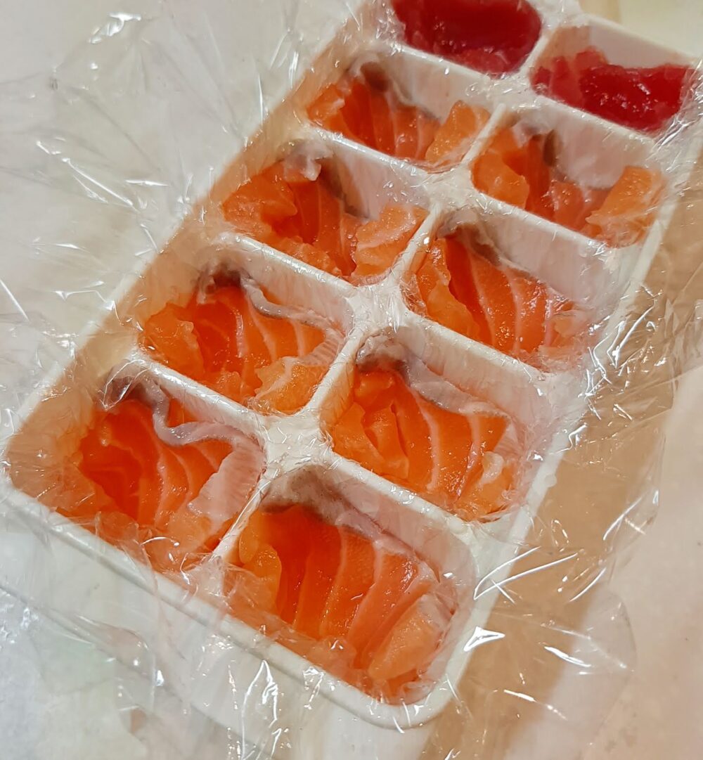 製氷トレイで一口サイズのキューブ寿司