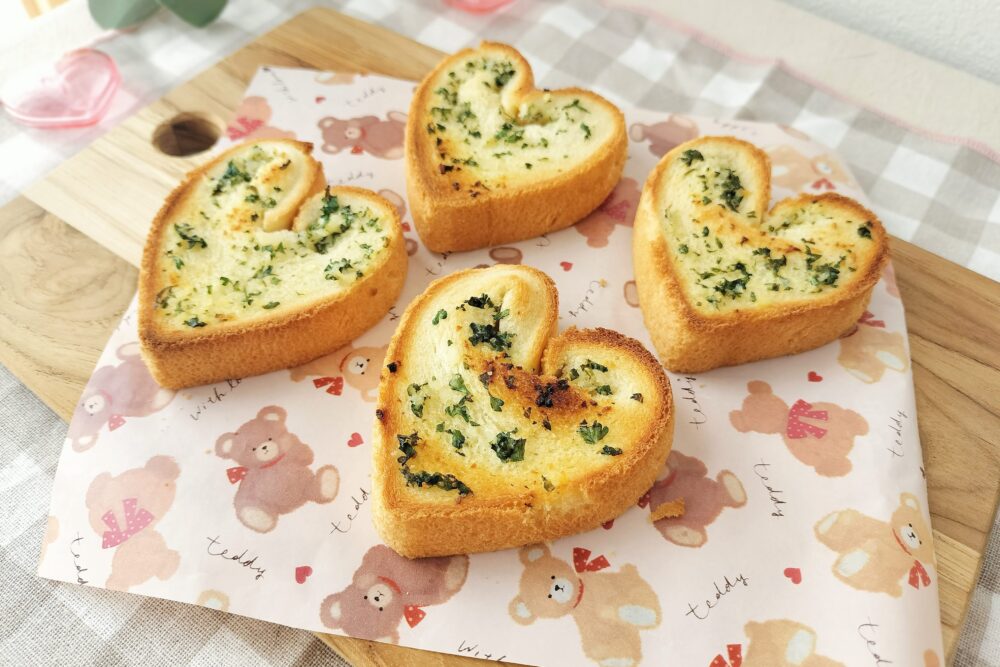 食パンでハートのガーリックトースト