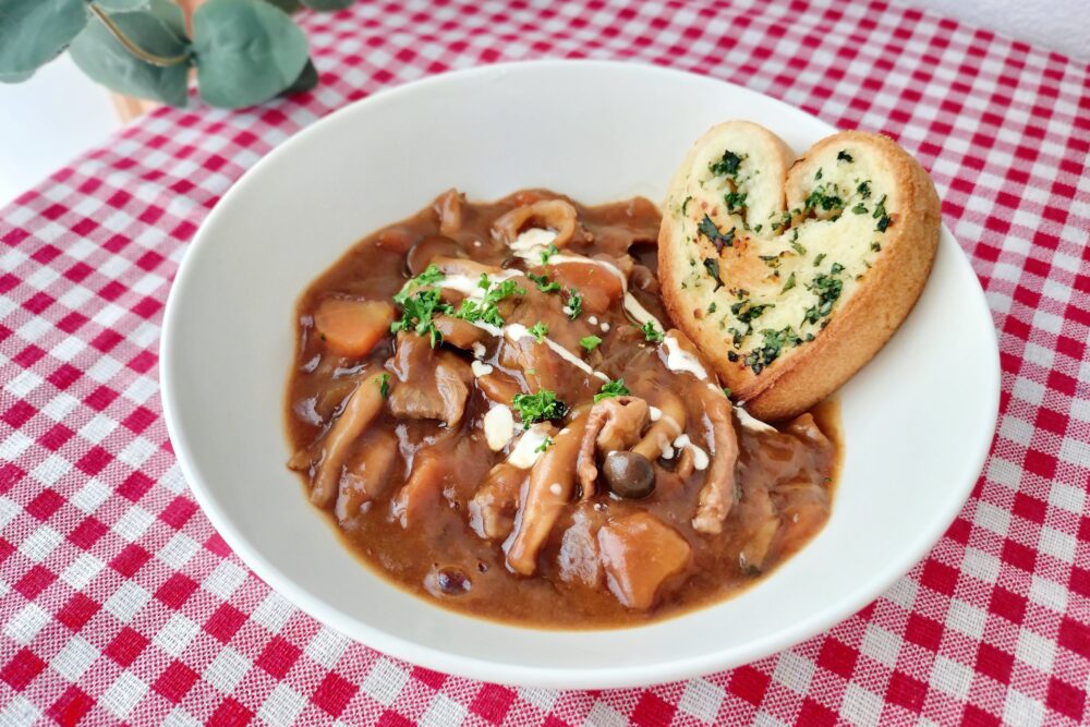 ビーフシチューにハートガーリックトースト添え