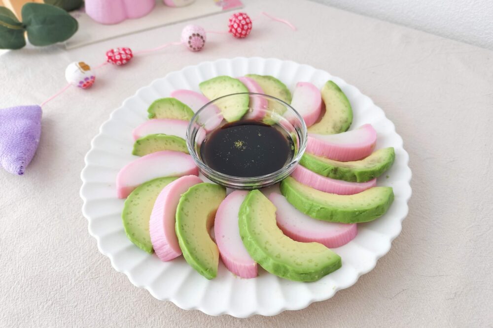 ひな祭りカラーのアボカドかまごこ