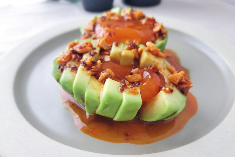 アボカドの卵黄醤油漬け乗せ食べるラー油がけ