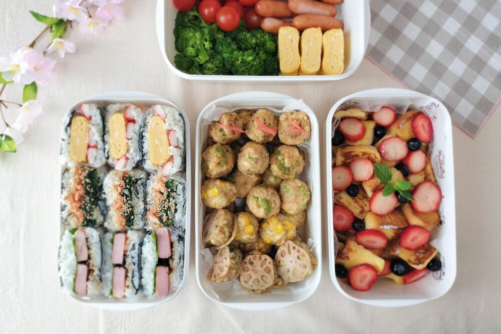 100均タッパーでピクニック弁当