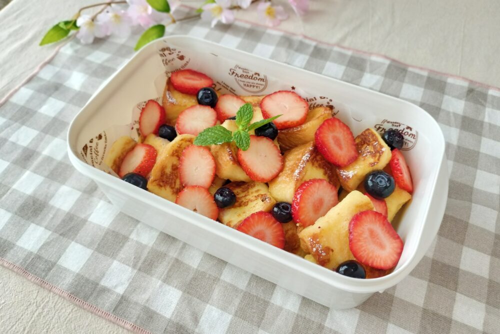 フレンチトーストのフルーツ添え弁当