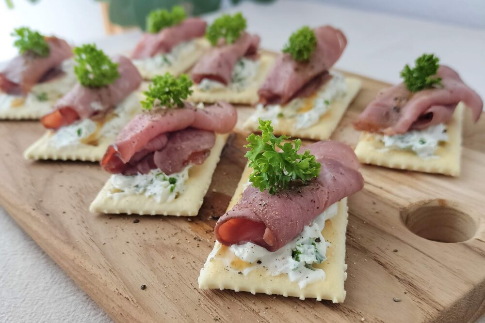 ローストビーフ乗せガーリックチーズクラッカー