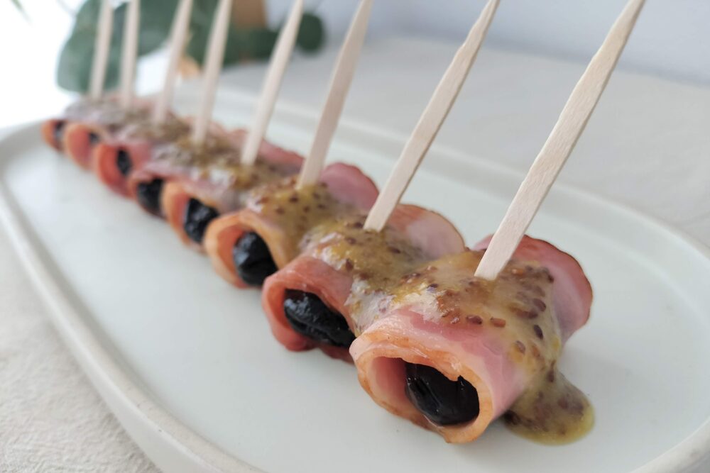 プルーンのベーコン巻き粒マスタードソース